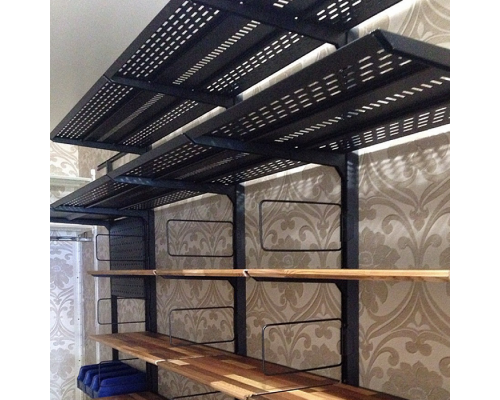 Узкий стеллаж с полками для книг в гостиную